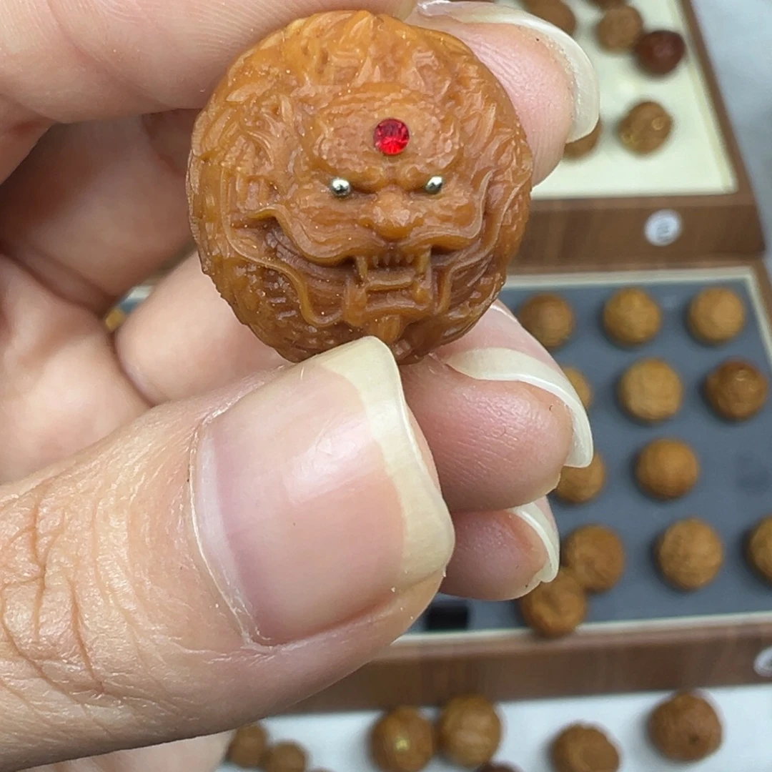 猴头核桃吊坠反油。龙珠