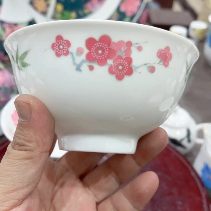 碟釉下五彩的瓷器和瓷器