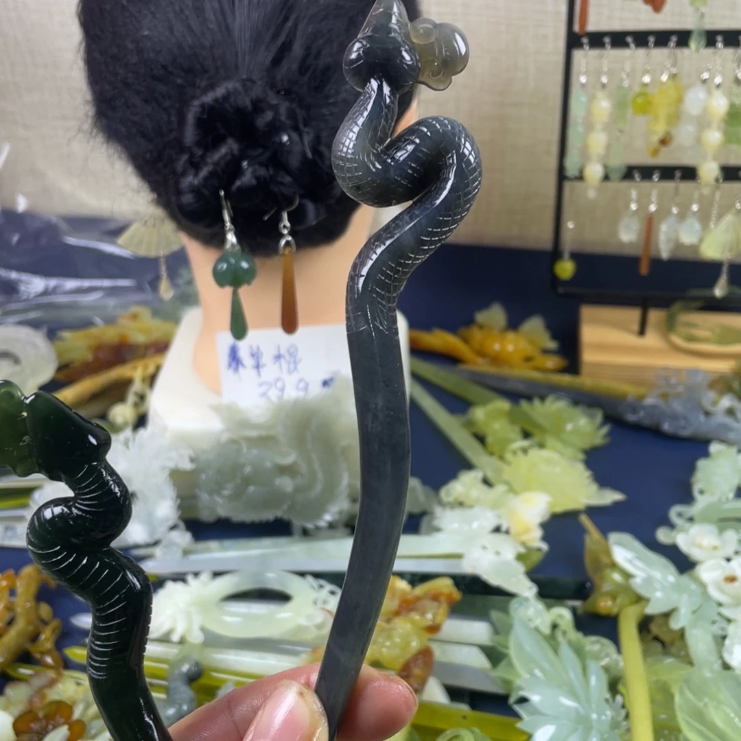 尉***儿未镶嵌蛇纹石玉发饰