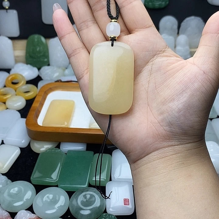 石英质玉未镶嵌颈饰复*