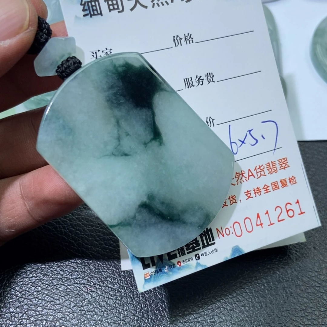 翡翠未镶嵌颈饰独**巅翡翠