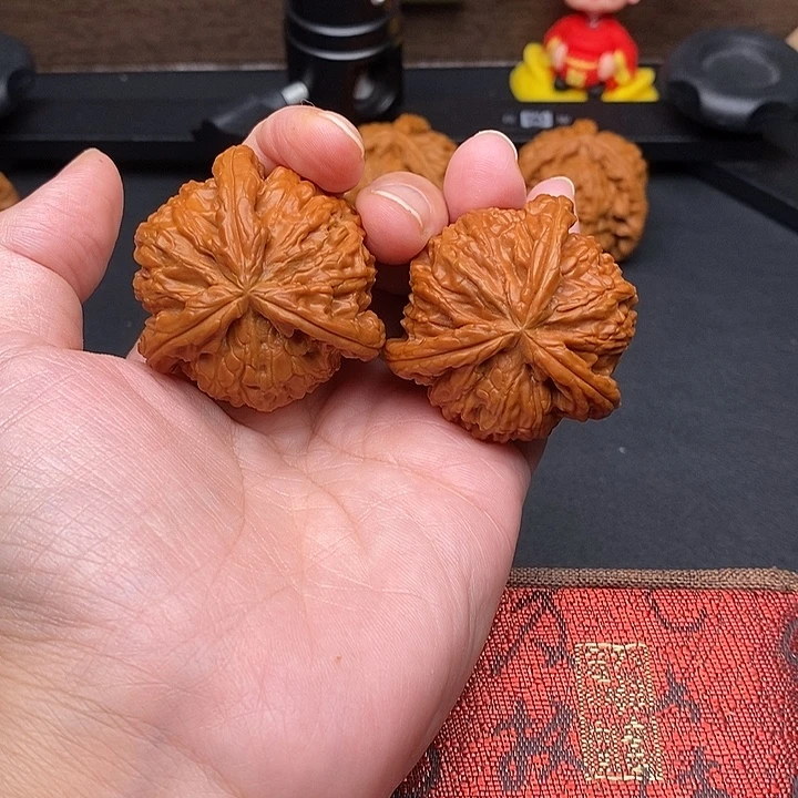 大***。文玩核桃把件白奔