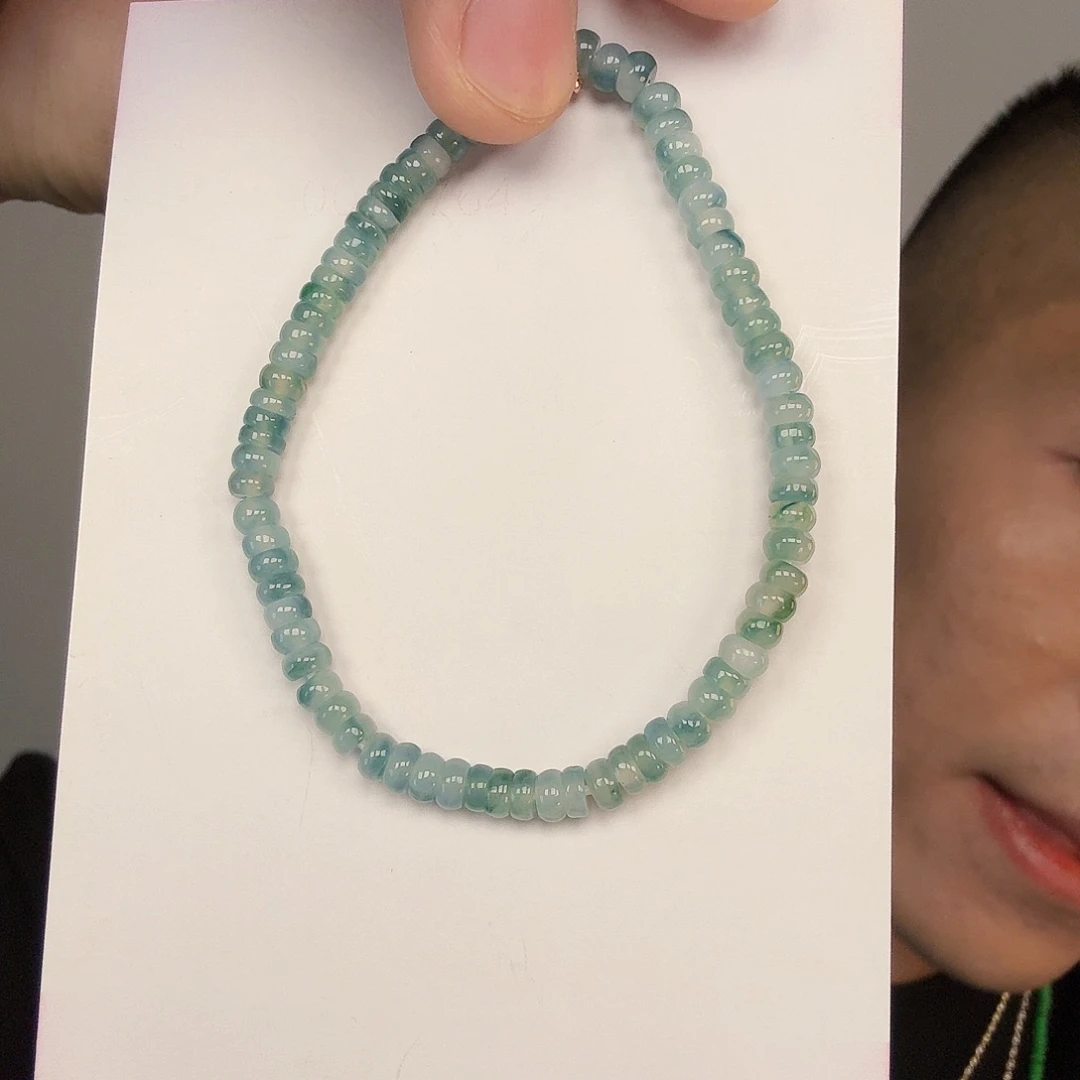 翡翠未镶嵌颈饰一件