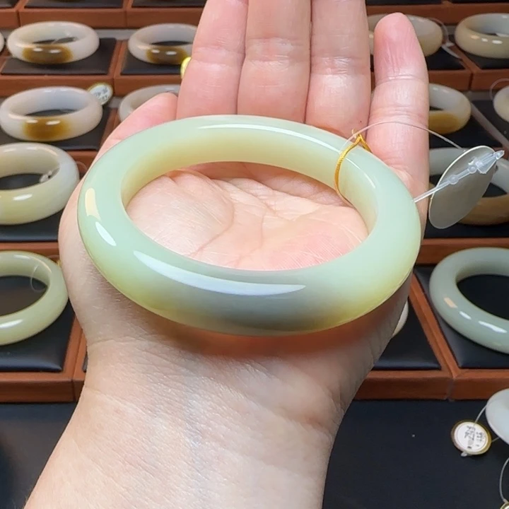 和田玉未镶嵌手镯