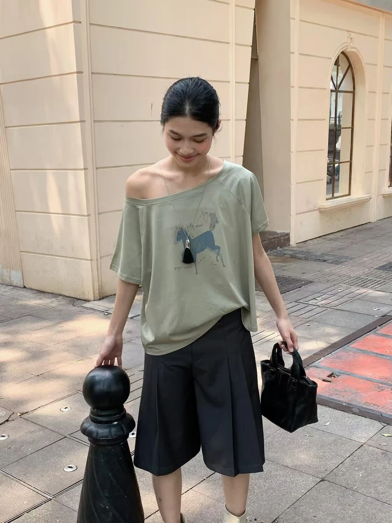 温柔瑶-DARKGREY#韩系气质斜肩小马印花短袖#8150