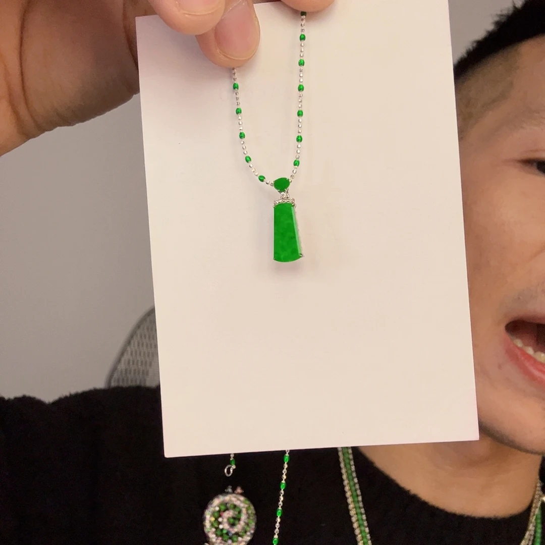 ****瘦翡翠18K金镶嵌颈饰一件