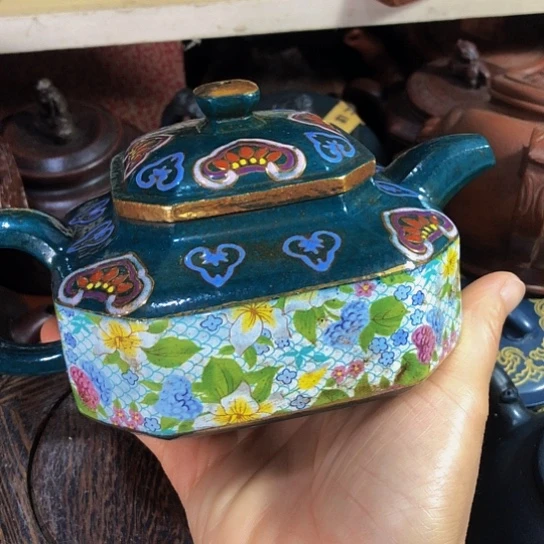 茶壶紫砂原矿泥料手工制作的一把紫砂壶。