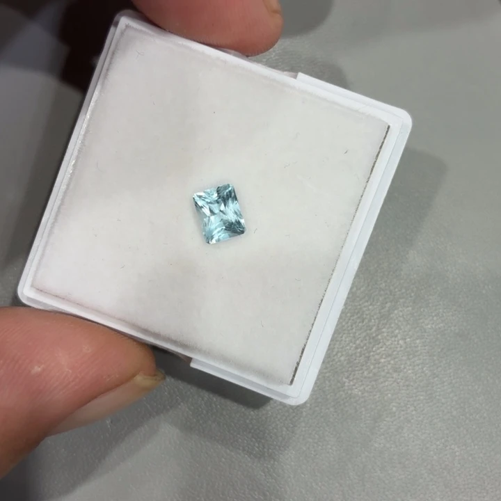 海蓝宝石笔搁未镶嵌裸石1.05克拉