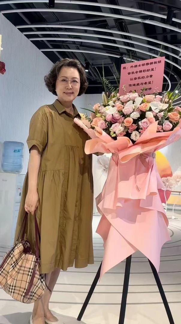 小众褶皱款A字连衣裙