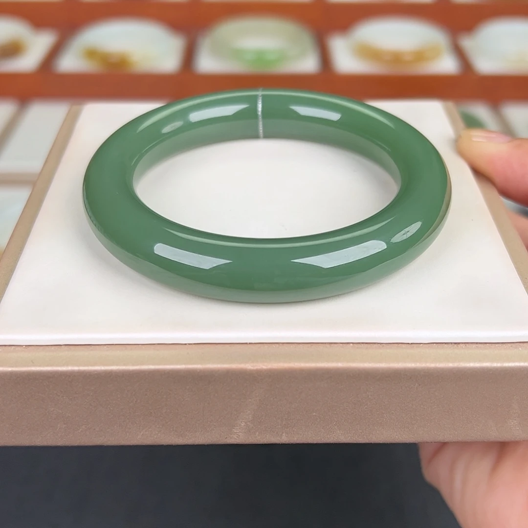 和田玉未镶嵌手镯和田玉粉绿手镯