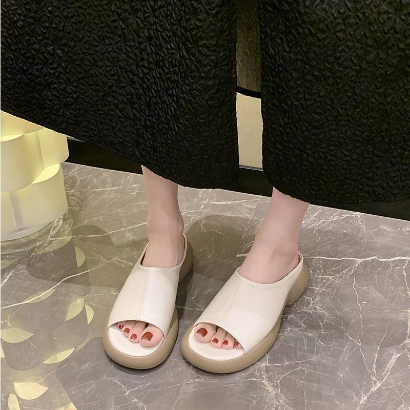 夏季新款凉拖鞋女软皮坡跟一字拖防滑休闲风低跟凉拖鞋外穿凉皮鞋
