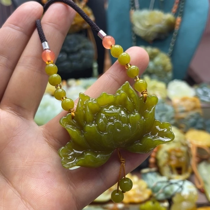 蛇纹石玉未镶嵌颈饰