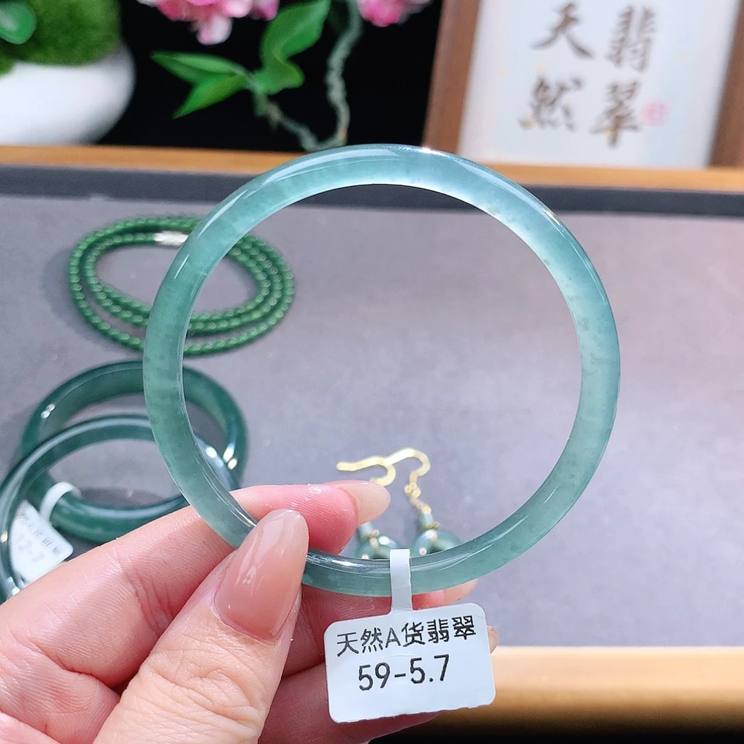 未镶嵌手镯（圆镯）翡翠