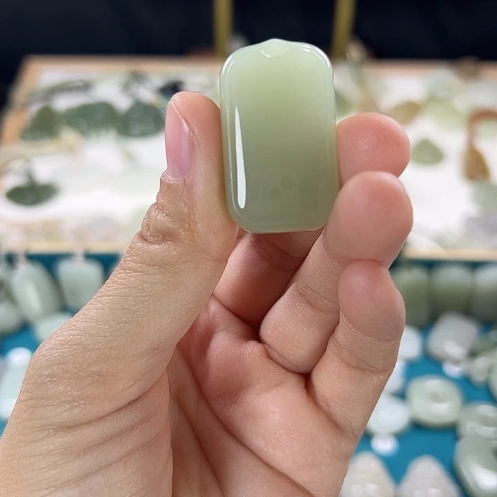 萬***意和田玉未镶嵌颈饰