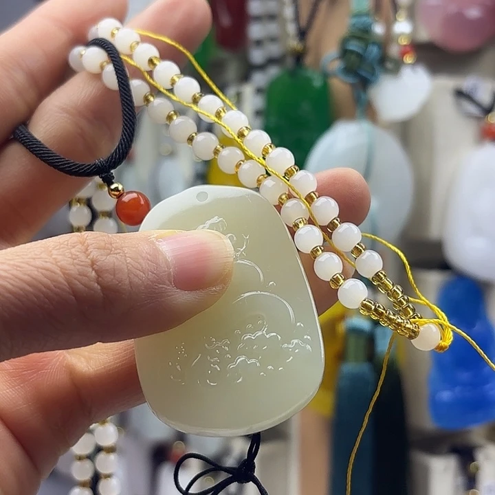 我***芬石英质玉未镶嵌颈饰