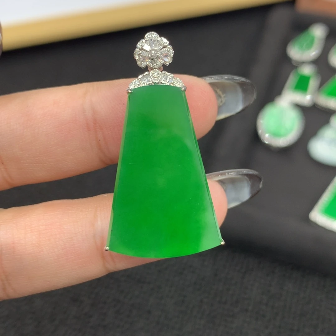 颈饰18K金镶嵌翡翠无事牌