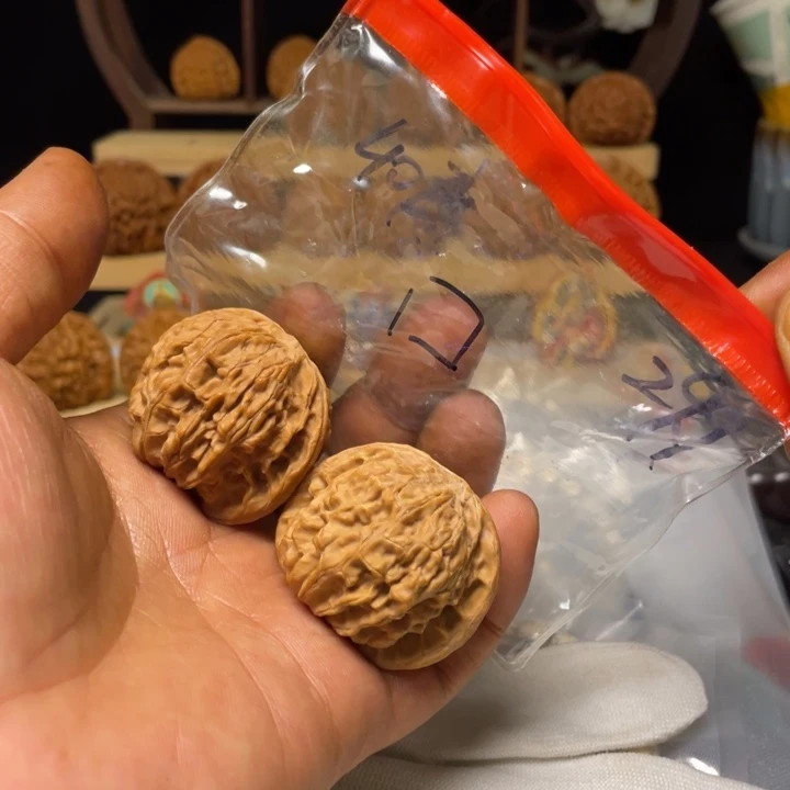 ****文玩核桃把件磨盘