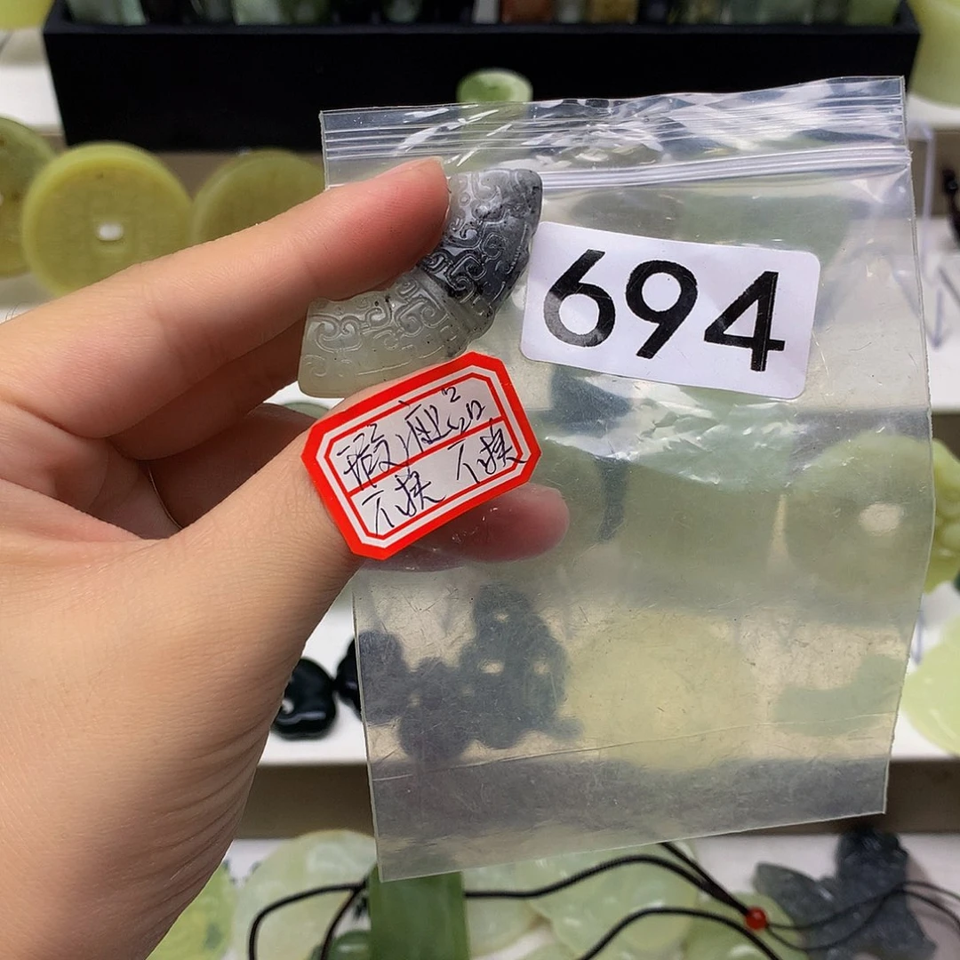 蛇纹石玉颈饰未镶嵌