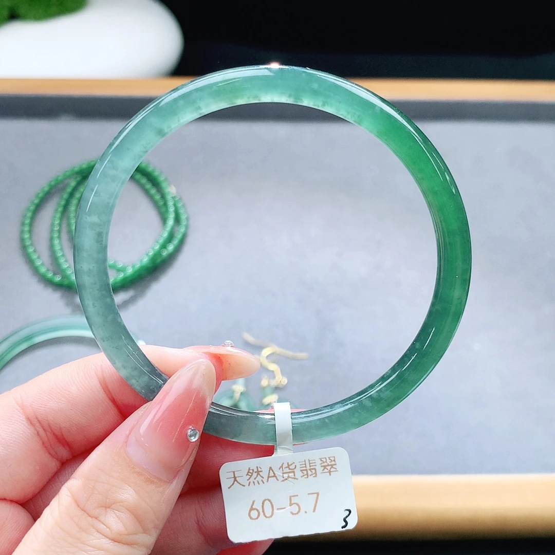 未镶嵌手镯（圆镯）翡翠