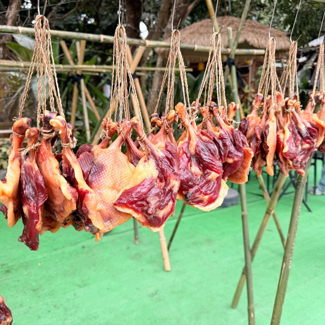 农家散养腌制风干鸭腿咸香可口，不膄不臭油溢