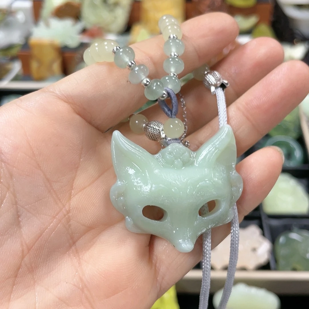 蛇纹石玉颈饰合金