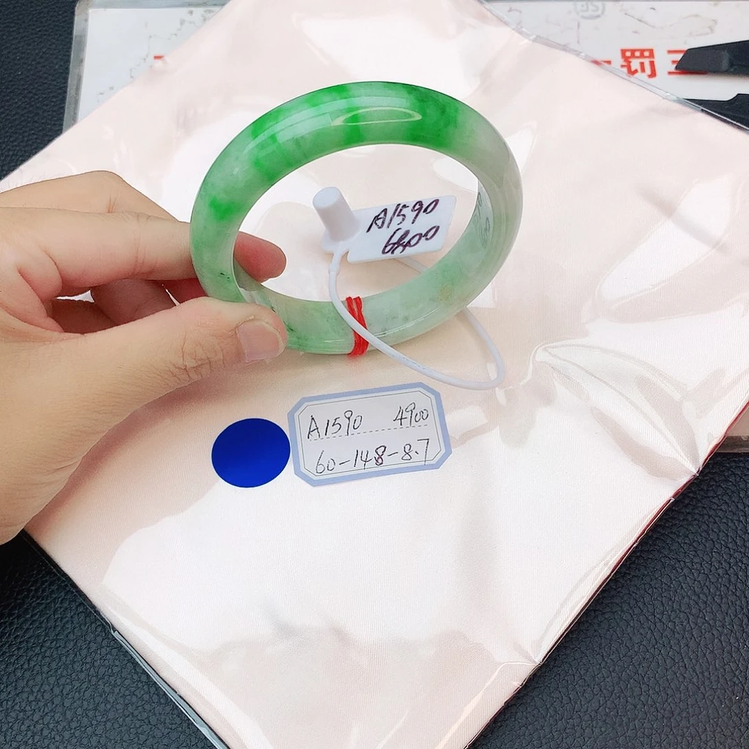 翡翠手镯未镶嵌翡翠