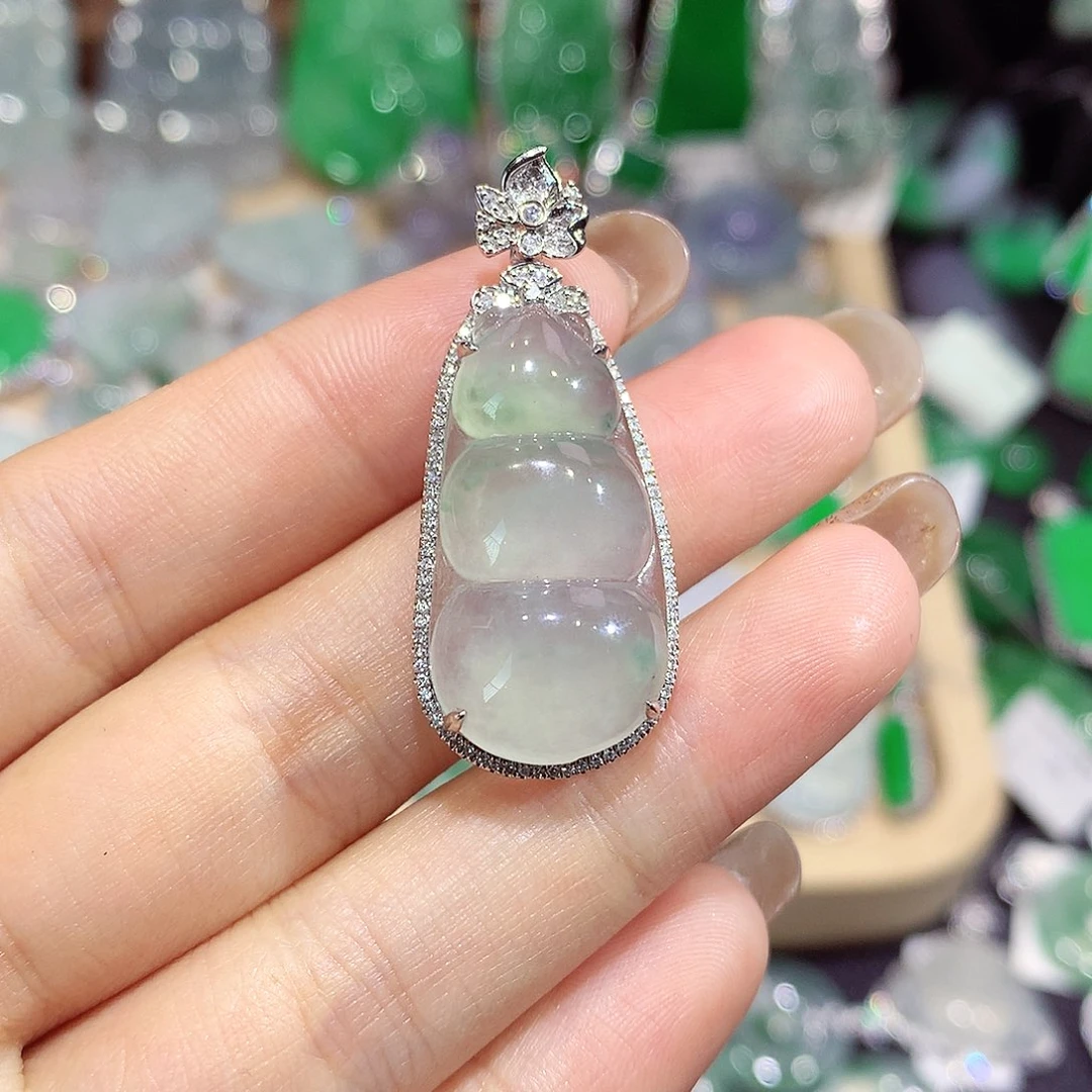 翡翠18K金镶嵌颈饰豆