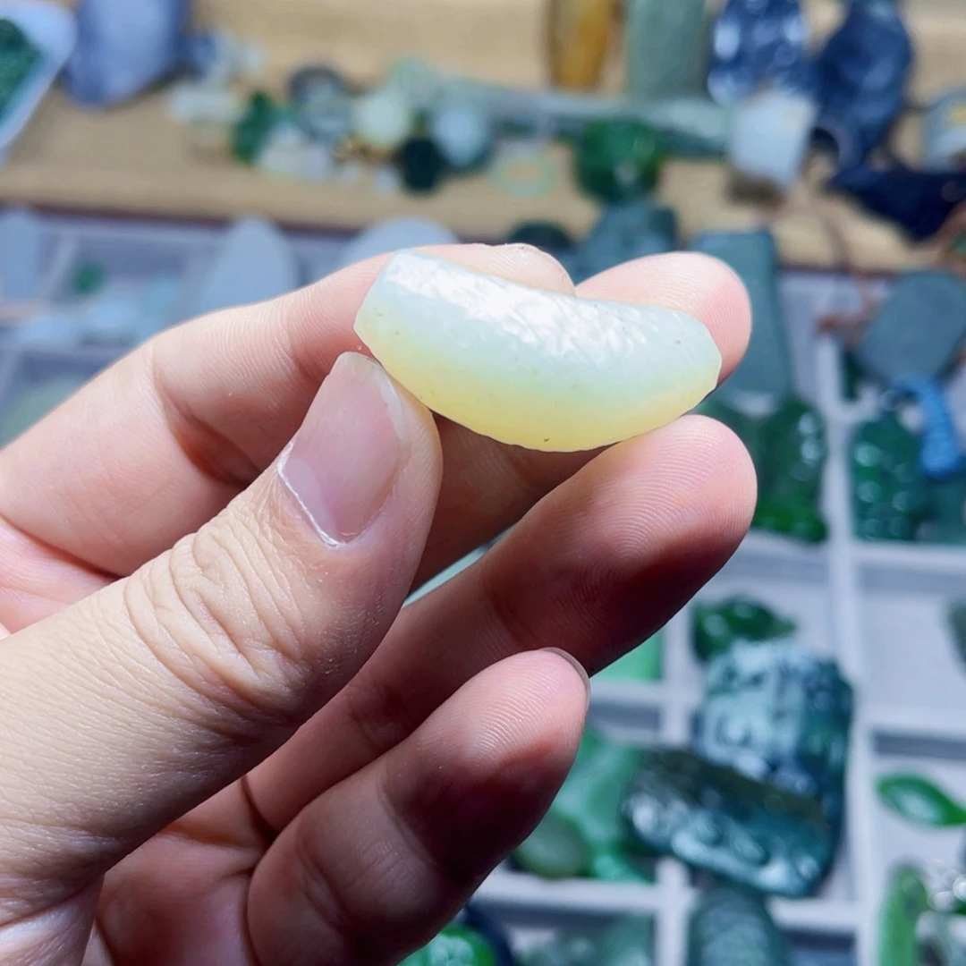 和田玉未镶嵌颈饰有瑕疵