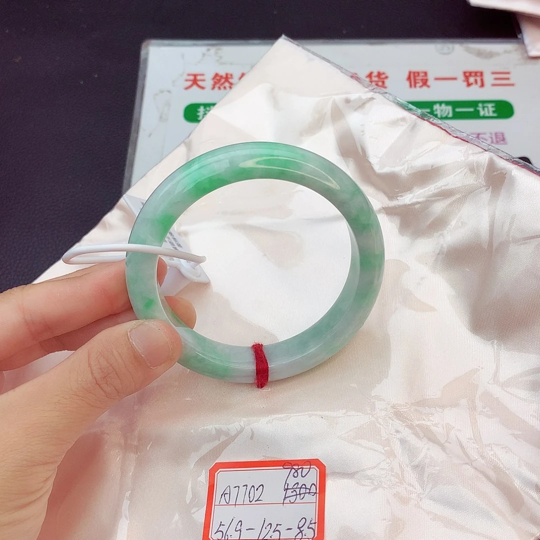 翡翠手镯未镶嵌翡翠