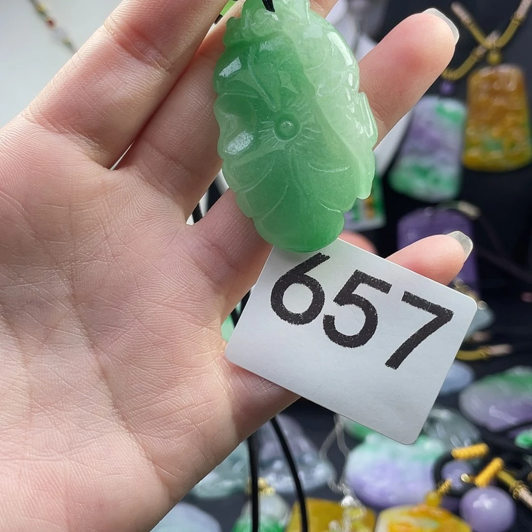 翡翠未镶嵌吊坠(赠链)