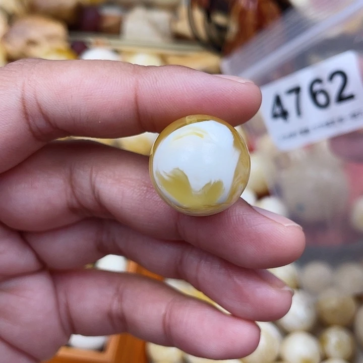 张***驰蜜蜡未镶嵌珠宝奇石小坑20.5