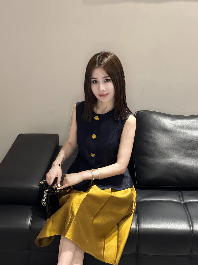 LUXURYMEMO【巴曼系列】无袖马甲黑色金扣收腰立体剪裁25夏新款