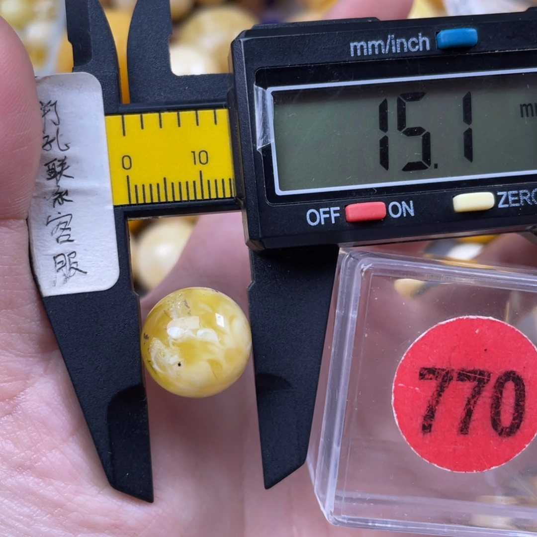 蜜蜡未镶嵌珠宝奇石