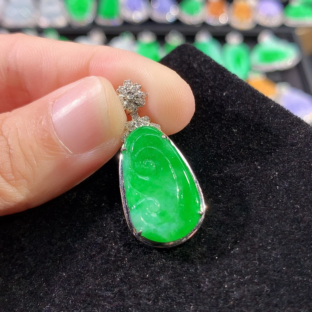 翡翠18K金镶嵌颈饰