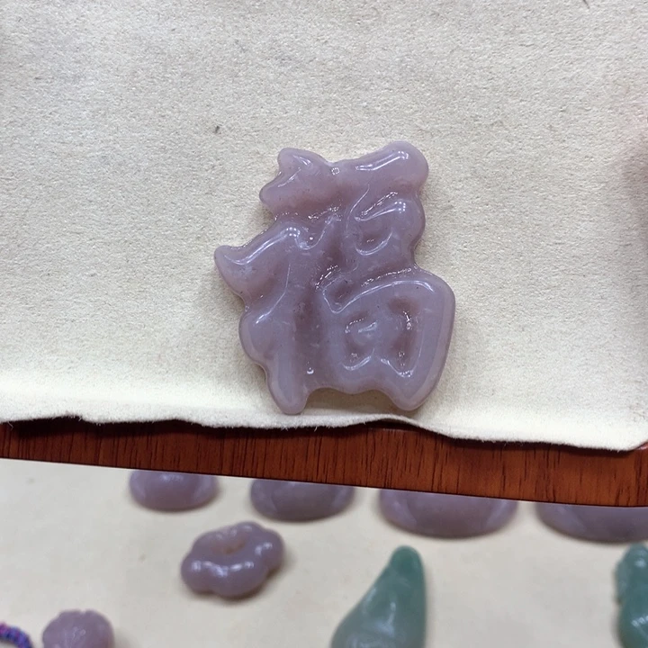 石英质玉颈饰足铂镶嵌