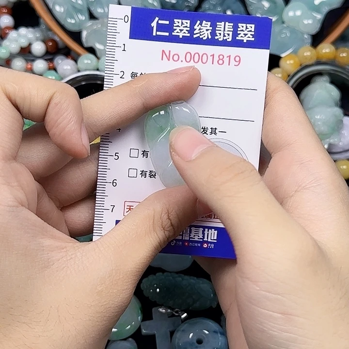 大****翡翠未镶嵌颈饰翡翠