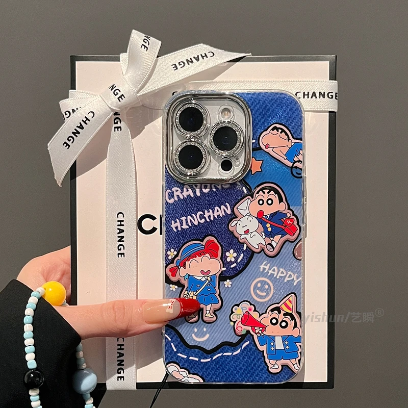日韩趣味卡通牛仔纹拼接蜡笔小新16ProMax手机壳新款iPhone15pro