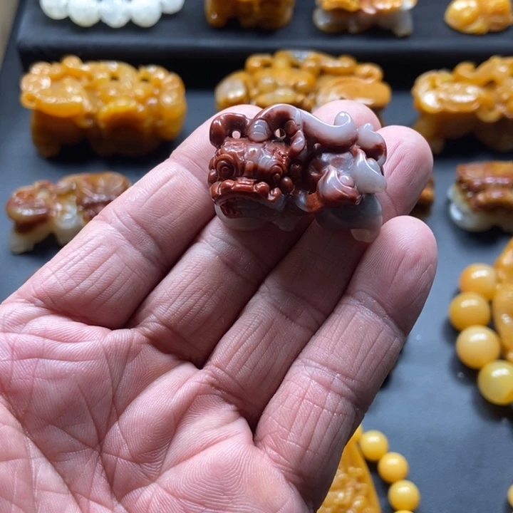 石英质玉（黄龙玉）未镶嵌颈饰