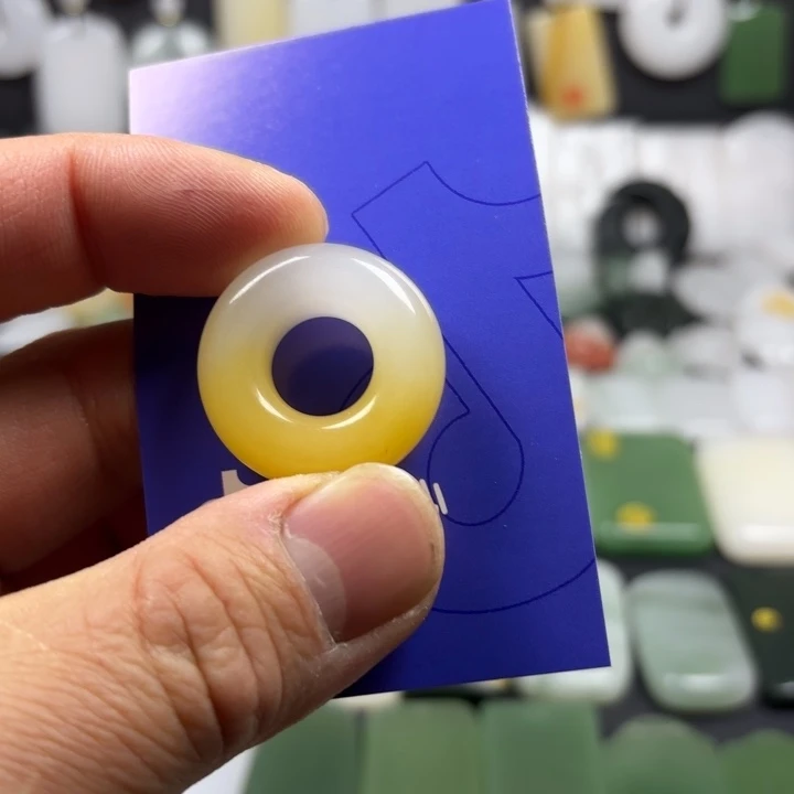 石英质玉（金丝玉）未镶嵌颈饰