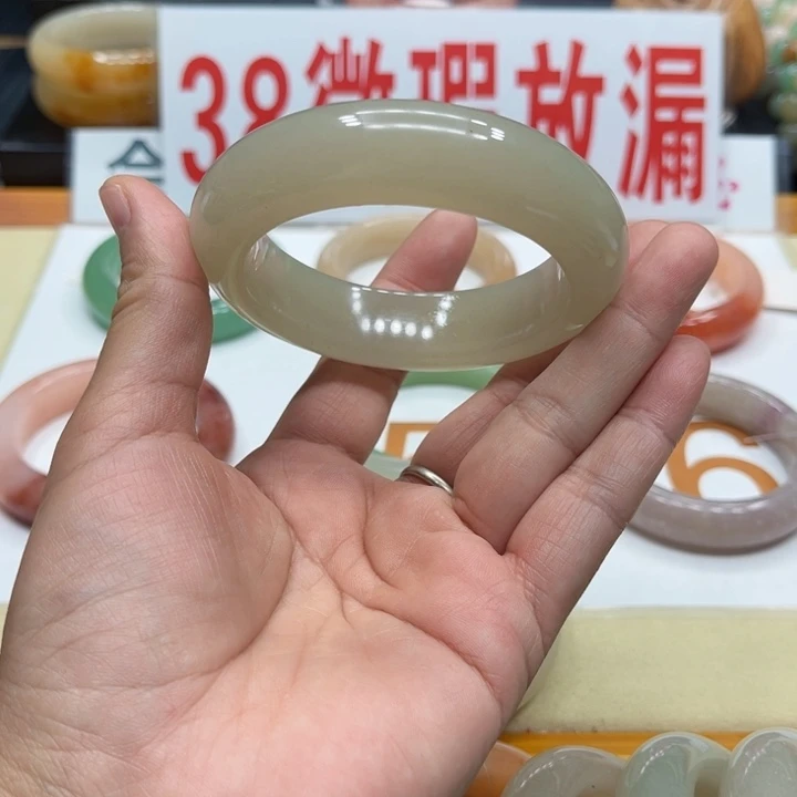 未镶嵌手镯石英质玉