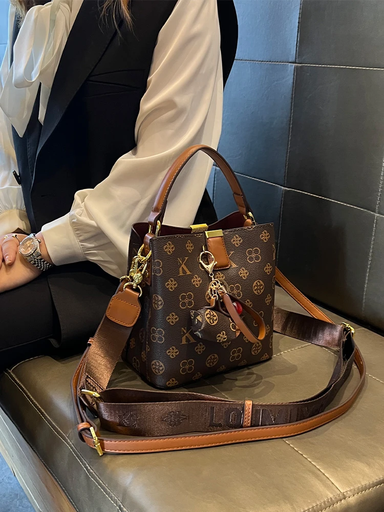 香港品牌包包女2024新款高级秋冬流行手提包单肩真皮斜跨水桶包潮