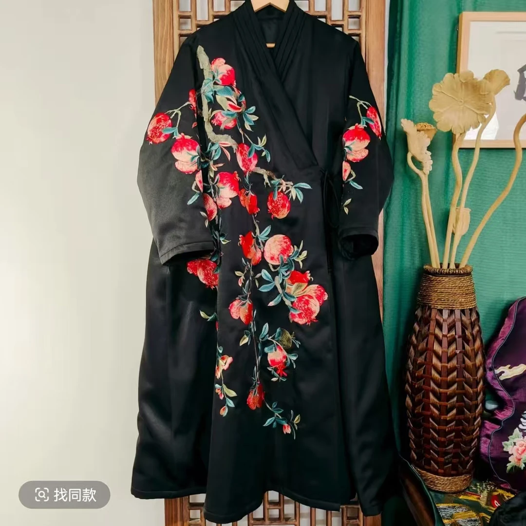 （LS441-4）凤徕兮私人定制黑色光板底红石榴刺绣斜襟系带棉服（棉）
