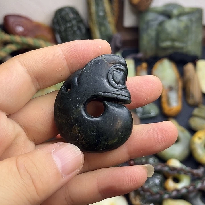 道***旧未镶嵌岫岩河磨玉（透闪石质玉）挂件