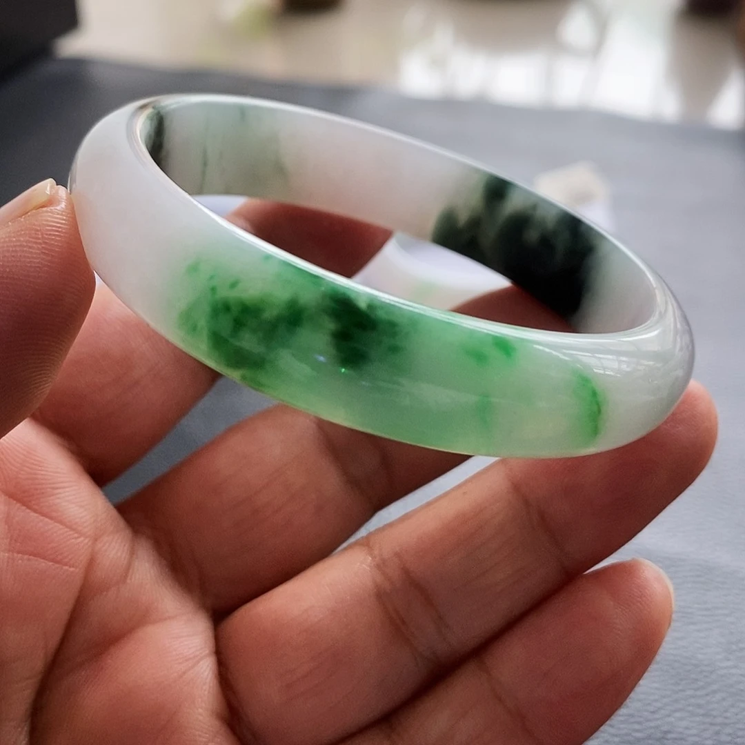 翡翠手镯未镶嵌容****所天然翡翠手镯