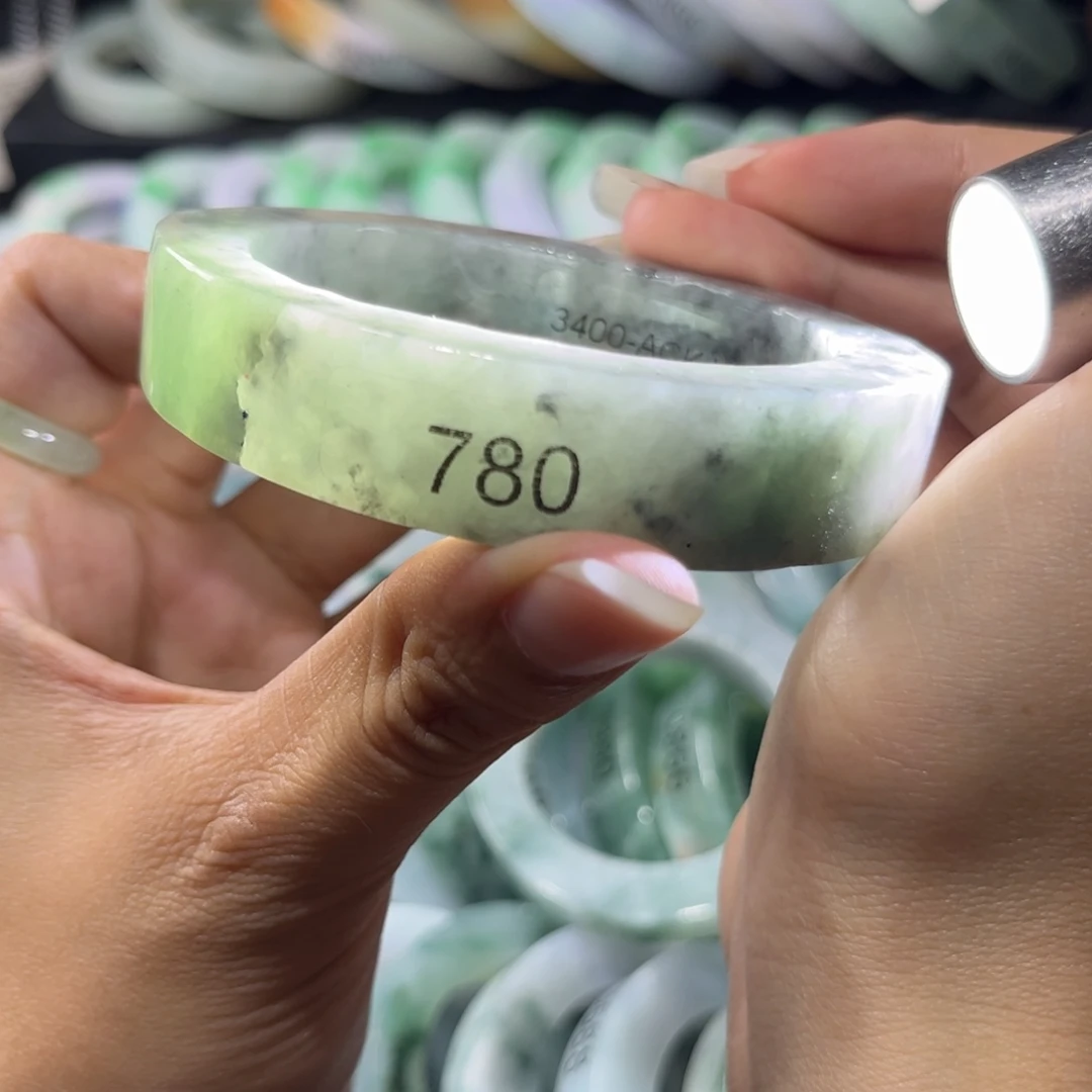 定制翡翠未镶嵌翡翠手镯