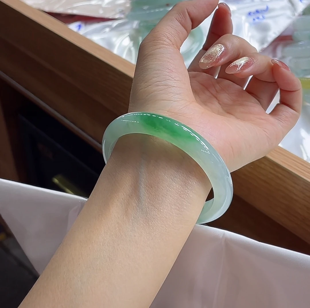 （强推款）56-57圈冰绿正圈翡翠手镯