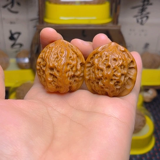 文玩核桃吊坠玲珑