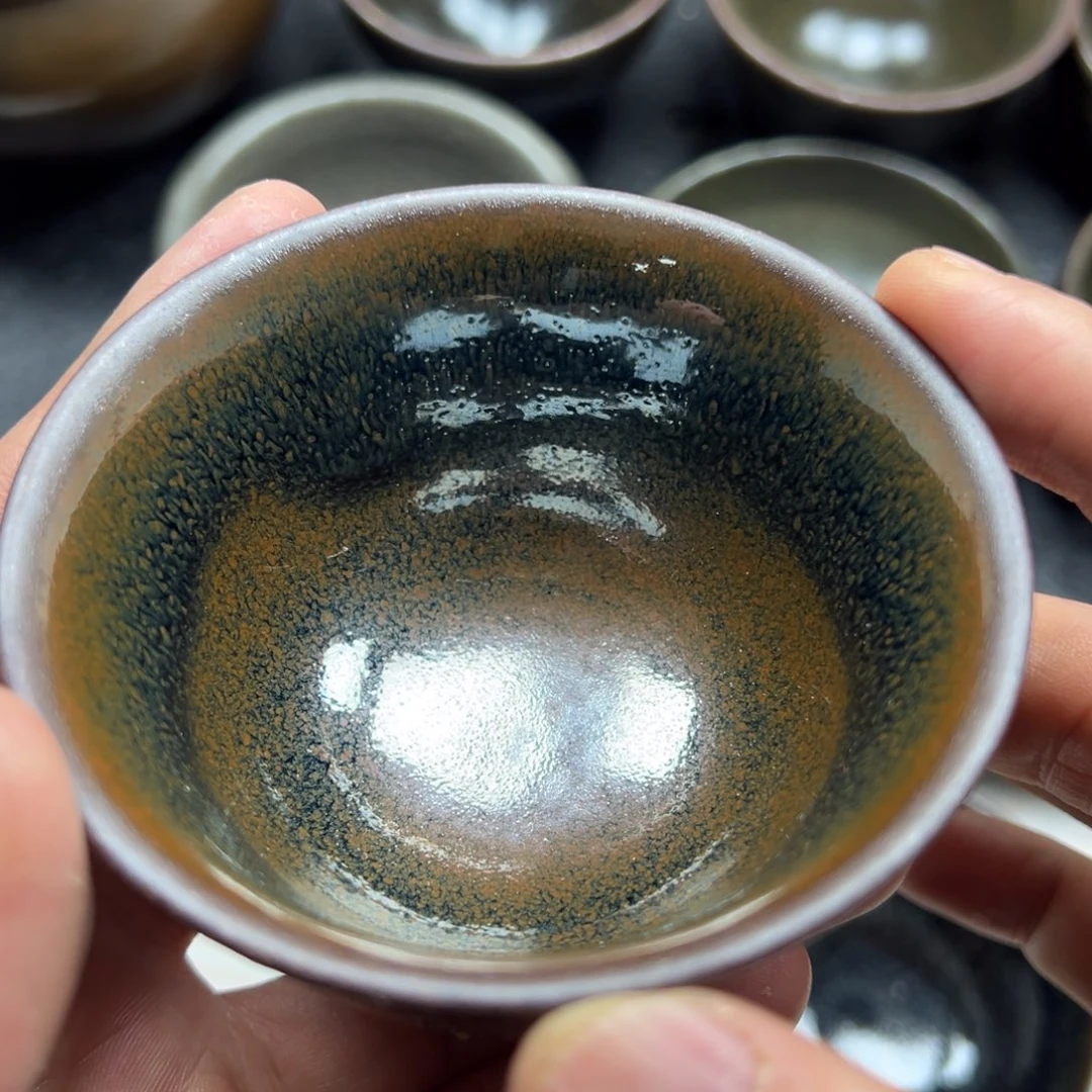 茶盏一**风同是风华正茂，怎甘他人之下？