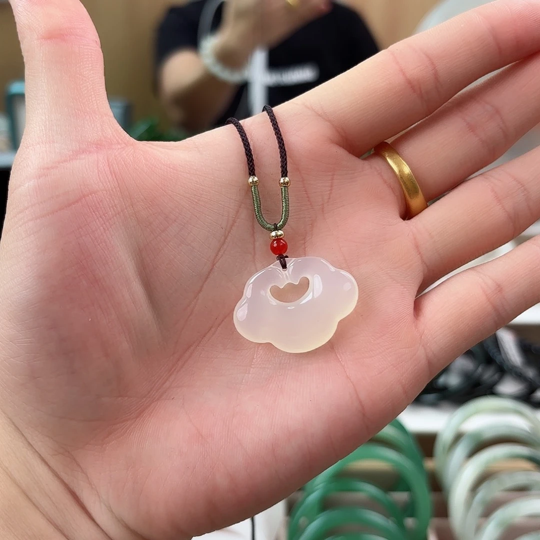 透闪石质玉吊坠(赠链)未镶嵌