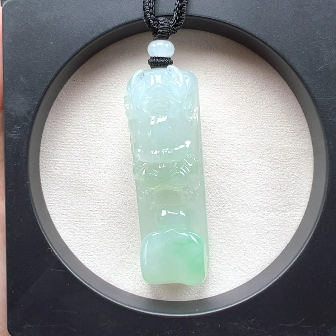 翡翠未镶嵌颈饰龙